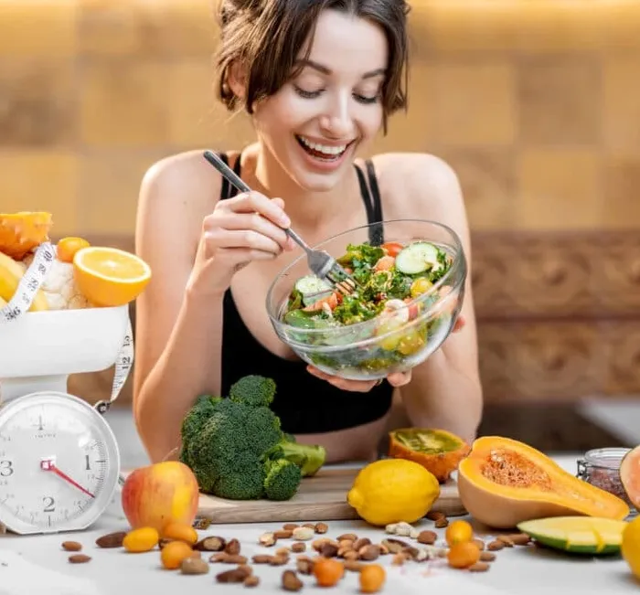 Woman eating a healthy salad while managing sugar cravings
